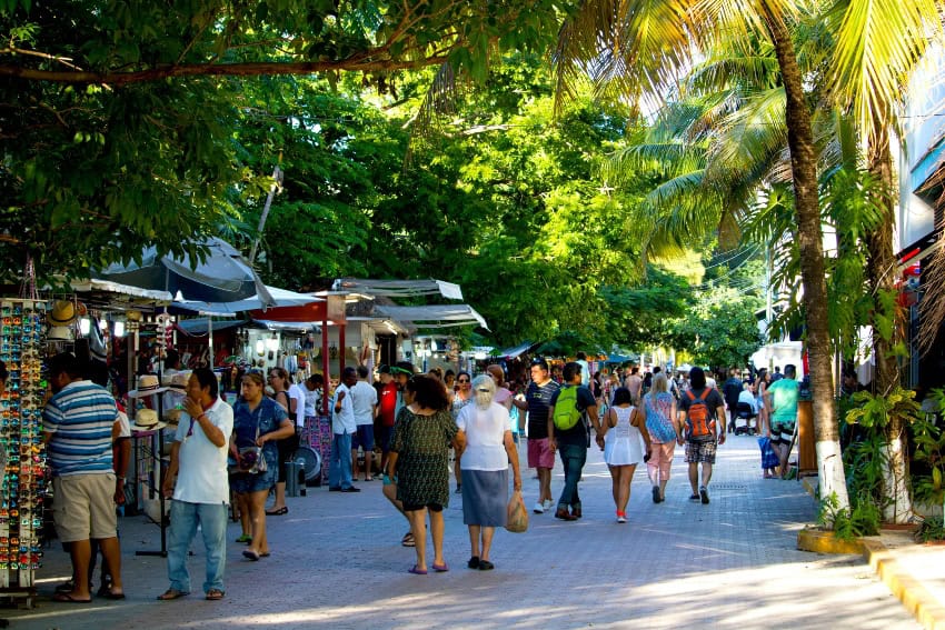 Vendors and tourists in Playa del Carmen