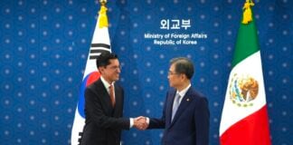 Foreign Affairs Minister Cho Hyun and Foreign Affairs Minister Roberto Velasco