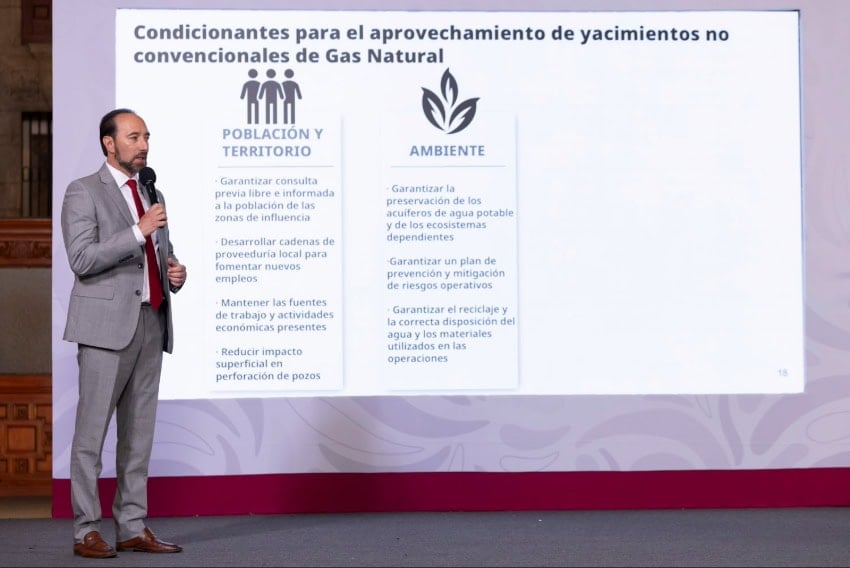 Engineer José Antonio Hernández Espriú with a slide showing the necessary conditions for an area to be acceptable for fracking
