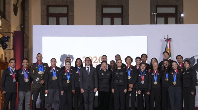 Sheinbaum with Conade Chief Rommel Pacheco and Mexican athletes