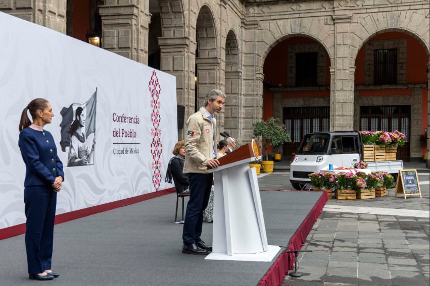 Roberto Capuano, director of the Olinia project, presents the Olinia Carga electric vehicle at Sheinbaum's August 20 morning press conference