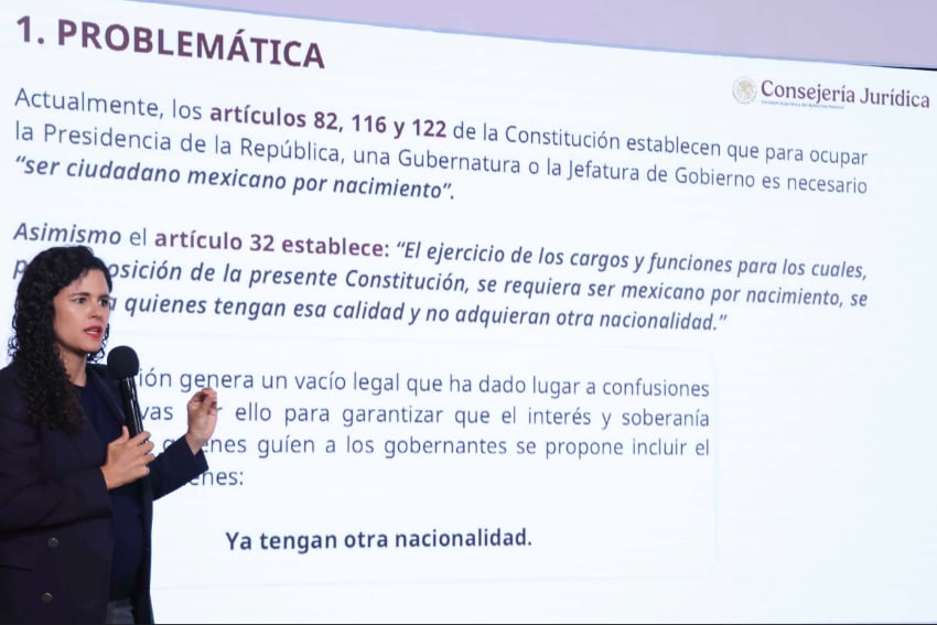 Presidential legal advisor Luisa María Alcalde shares the text of a constitutional bill to ban presidential and gubernatorial candidates with dual nationality at the August 27 mañanera press conference.