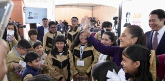 Sheinbaum with students on the first day of school