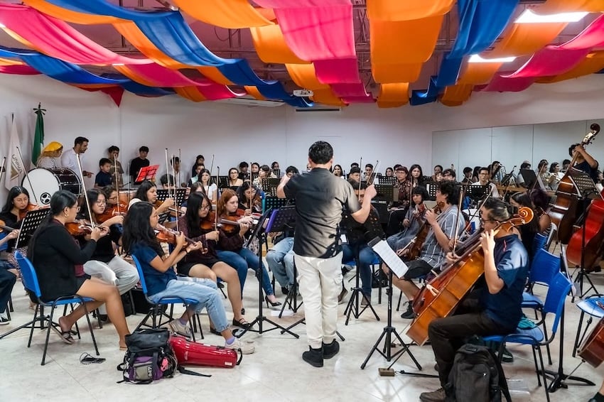 Orquesta Escuela de Puerto Vallarta rehearsing.
