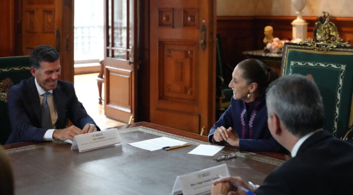 President Sheinbaum meets with Goldman Sachs President John Waldron in the National Palace