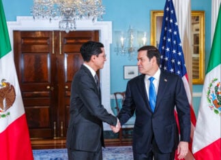 Foreign Minister Roberto Velasco shakes hands with US Secretary of State Marco Rubio