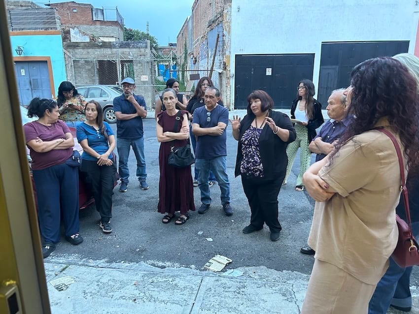 Neighbors gather outside Casa Bandera in Analco to share concerns about Guadalajara’s water problems and discuss how to pressure SIAPA to provide safer, more reliable service.