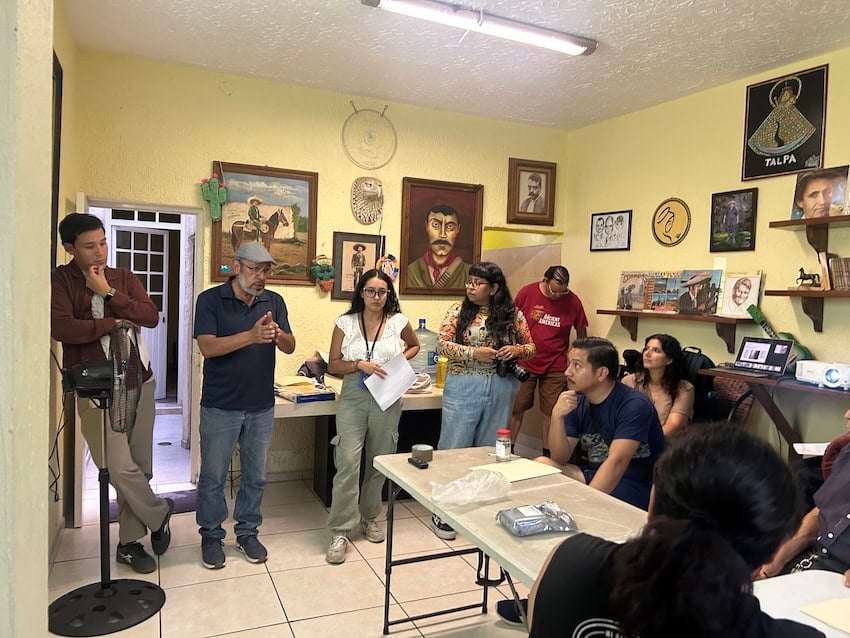 Héctor Morales (second from left) explains the principles of citizen water monitoring during a workshop in Guadalajara’s Analco neighborhood.