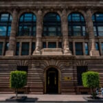 The facade of the Bank of Mexico y Shutterstock (Banxico)