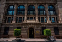 The facade of the Bank of Mexico y Shutterstock (Banxico)