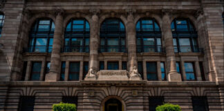 The facade of the Bank of Mexico y Shutterstock (Banxico)