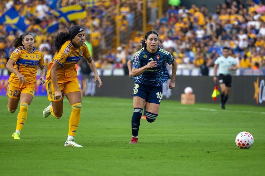 Camberos playing for Club América