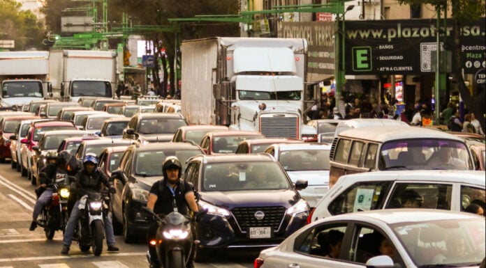 Heavy traffic on Lázaro Cárdenas avenue (Eje Central) in Mexico City, February 2026.