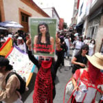 CUERNAVACA, MORELOS, 15SEPTIEMBRE2026.- Marcha de estudiantes que protestan por el feminicidio de Claudia Tacoronte Aguilera, estudiante española del Instituto de Ciencias de la Educación de la Universidad Autónoma del Estado de Morelos. Un grupo de jóvenes al llegar a la plaza de armas de la ciudad se dirigieron al Palacio de Gobierno donde pintaron y rompieron algunas ventanas. FOTO: MARGARITO PÉREZ RETANA/CUARTOSCURO.COM