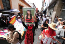CUERNAVACA, MORELOS, 15SEPTIEMBRE2026.- Marcha de estudiantes que protestan por el feminicidio de Claudia Tacoronte Aguilera, estudiante española del Instituto de Ciencias de la Educación de la Universidad Autónoma del Estado de Morelos. Un grupo de jóvenes al llegar a la plaza de armas de la ciudad se dirigieron al Palacio de Gobierno donde pintaron y rompieron algunas ventanas. FOTO: MARGARITO PÉREZ RETANA/CUARTOSCURO.COM