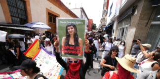 CUERNAVACA, MORELOS, 15SEPTIEMBRE2026.- Marcha de estudiantes que protestan por el feminicidio de Claudia Tacoronte Aguilera, estudiante española del Instituto de Ciencias de la Educación de la Universidad Autónoma del Estado de Morelos. Un grupo de jóvenes al llegar a la plaza de armas de la ciudad se dirigieron al Palacio de Gobierno donde pintaron y rompieron algunas ventanas. FOTO: MARGARITO PÉREZ RETANA/CUARTOSCURO.COM