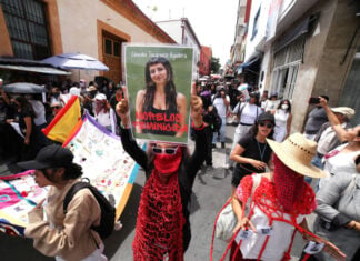 CUERNAVACA, MORELOS, 15SEPTIEMBRE2026.- Marcha de estudiantes que protestan por el feminicidio de Claudia Tacoronte Aguilera, estudiante española del Instituto de Ciencias de la Educación de la Universidad Autónoma del Estado de Morelos. Un grupo de jóvenes al llegar a la plaza de armas de la ciudad se dirigieron al Palacio de Gobierno donde pintaron y rompieron algunas ventanas. FOTO: MARGARITO PÉREZ RETANA/CUARTOSCURO.COM
