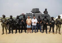 SSPC and Army troops pose with Juchitán Mayor Miguel Sánchez Altamirano and associate Alberto de la Paz López after they were arrested on organized crime-related charges in Oaxaca