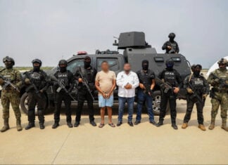 SSPC and Army troops pose with Juchitán Mayor Miguel Sánchez Altamirano and associate Alberto de la Paz López after they were arrested on organized crime-related charges in Oaxaca