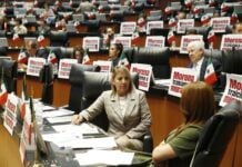 Members of the National Action Party (PAN), staged a protest on the Senate floor under the argument that this amendment to the Constitution represents a betrayal of migrants.