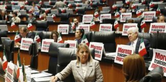 Members of the National Action Party (PAN), staged a protest on the Senate floor under the argument that this amendment to the Constitution represents a betrayal of migrants.