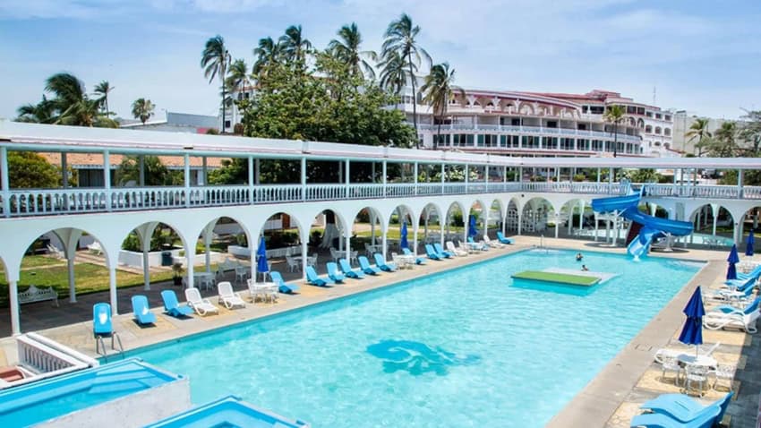 Collection O Hotel Mocambo with its arched hallways and classically designed swimming pool in Veracruz