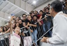 Sheinbaum with young fans