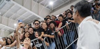 Sheinbaum with young fans