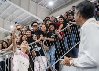 Sheinbaum with young fans