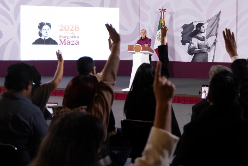 The press raise their hands at Sheinbaum's September 3 press conference