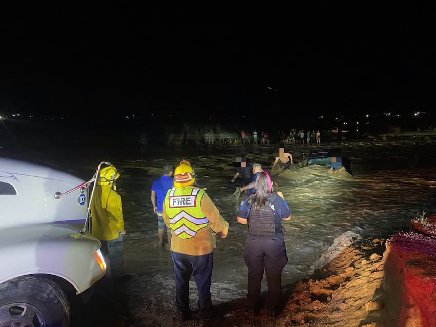 Los Cabos Civil Protection authorities rescued 10 passengers from three vehicles in the area of La Ribera, Los Cabos, over the weekend.