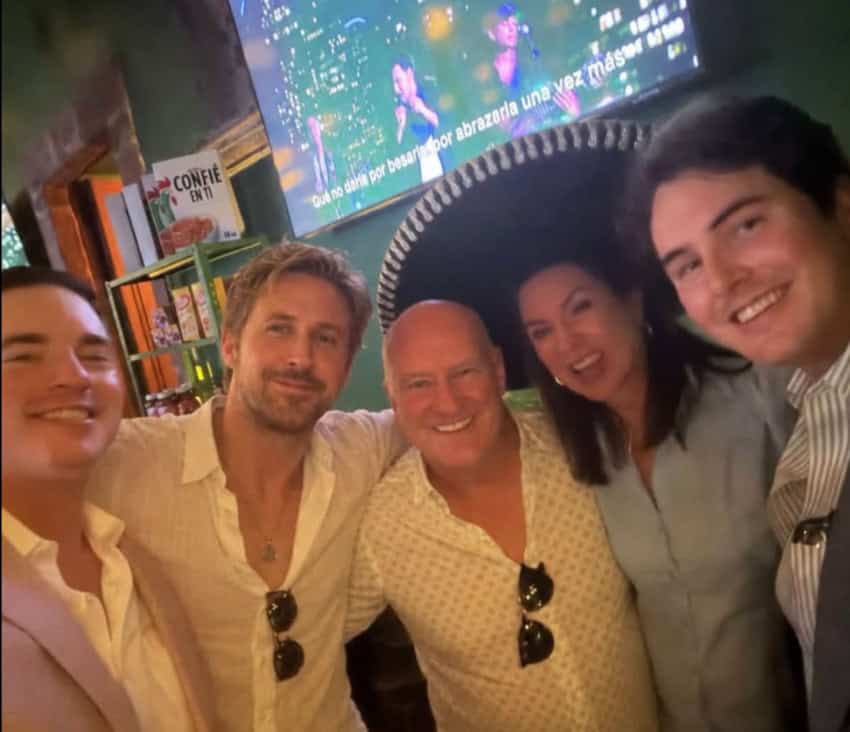Ryan Gosling hanging out in a bar with locals in San Miguel de Allende