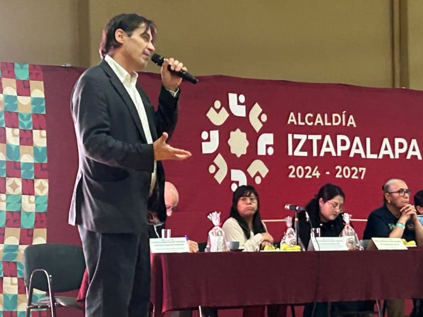 Arnold Ricalde speaks at a recycling conference in Iztapalapa.