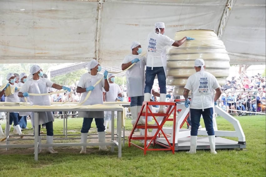 Chiapas quesillo cheesemakers wrap string cheese into a giant ball