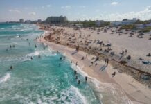 Beach in Cancún filled with tourists