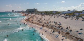 Beach in Cancún filled with tourists