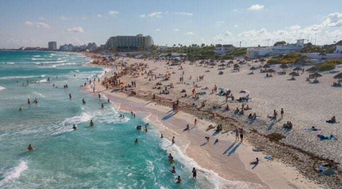 Beach in Cancún filled with tourists
