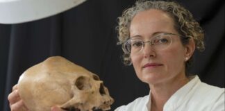 Professor Vera Tiesler holding an ancient skull