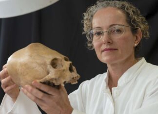 Professor Vera Tiesler holding an ancient skull