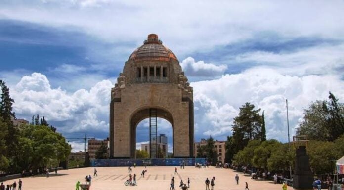 colossal Monumento de la Revolución
