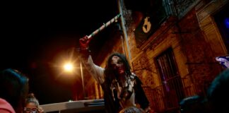 An undead actor on Turibux CDMX's after-dark Turibus Terror tours in October and early November.
