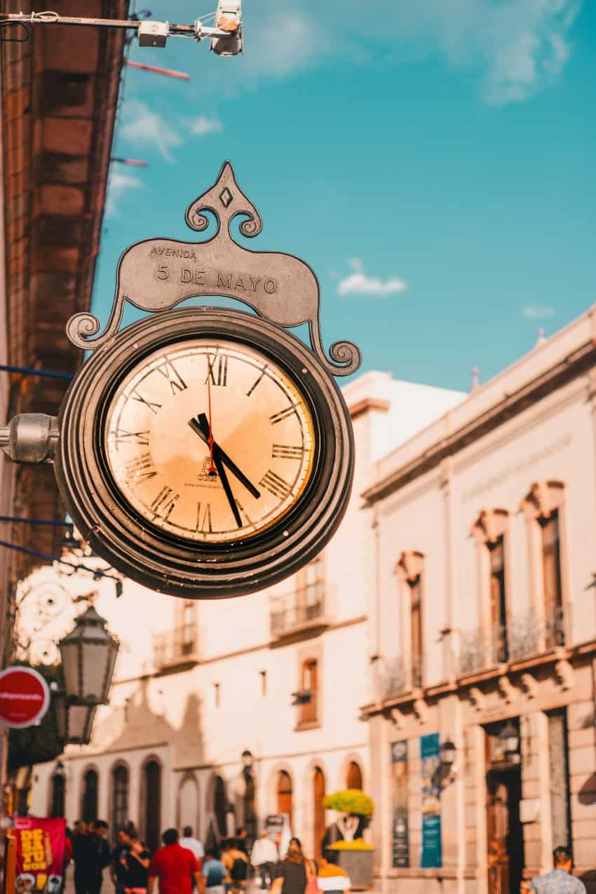 Clock on Avenida 5 de Mayo in Santiago de Querétaro