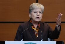 Bárcena at podium