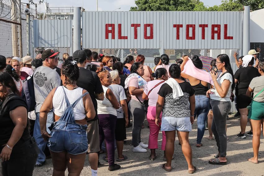 Riots on successive days at a state prison in Mazatlán have resulted in the deaths of 11 inmates and a toddler on a family viisit.