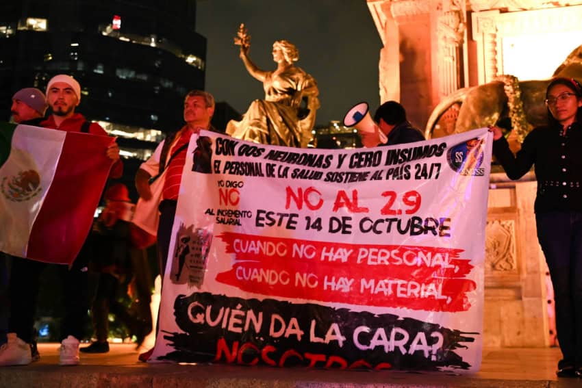 "No al 2.9" reads a sign held by IMSS healthcare workers protesting at Mexico City's Angel of Independence on Oct. 15, 2026
