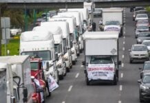 A partial blockade is slowing down traffic in Toluca, México state.