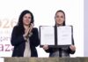 President Sheinbaum held up the dual nationality decree after signing it, alongside her legal counsel, Luisa María Alcalde.
