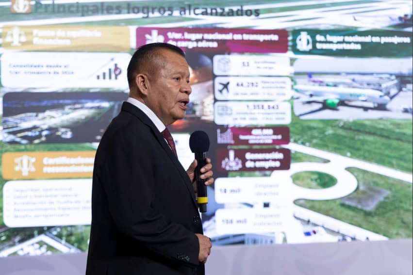 AIFA director Isidoro Pastor Román with a presentation showing stats related to AIFA airport