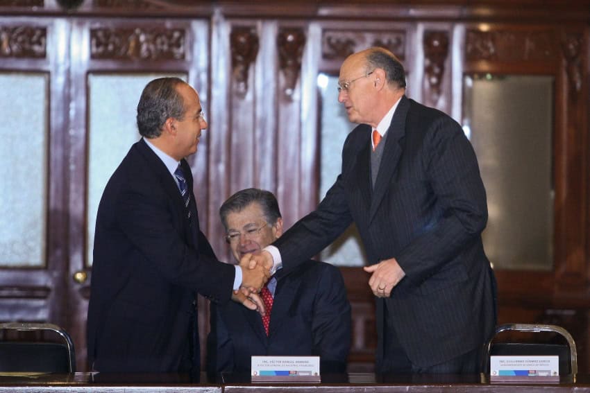 Former Mexican President Felipe Calderón congratulates Guillermo Güemez García, deputy governor of the Bank of Mexico, during the inauguration of the "CETES Directo" program in 2010.