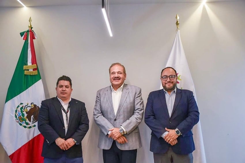 Chairman of the Board of Directors of the San Luis Potosí Automotive Cluster Alberto Rosales Reyna (L), State Economic Development Minister Mario García (M) and Luis Alberto González Olvera, executive director of the cluster.